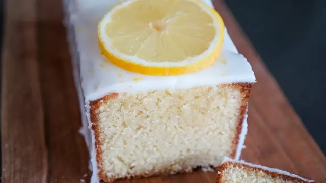Un délicieux cake citron, glacé et décoré de rondelles de citron. Parfait pour une recette facile et gourmande.