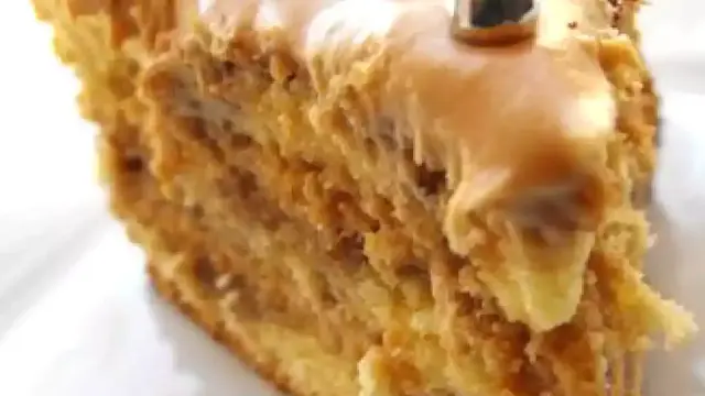 Tranche de gâteau moka café, avec glaçage onctueux et décorations gourmandes. Un délice pour les amateurs de café.