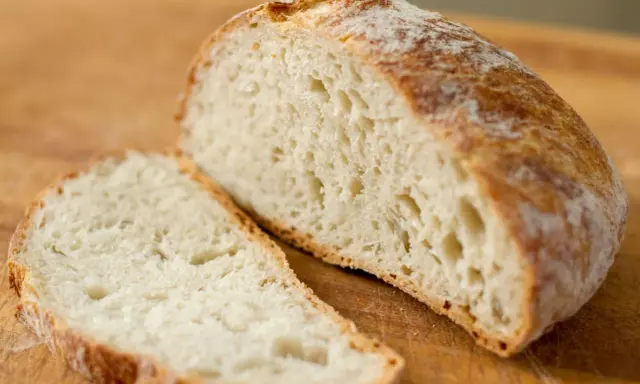 Pain artisanal tranché, la mie aérée témoigne d'une cuisson pain au four chaleur tournante parfaite.