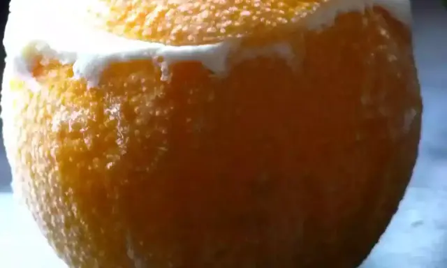 Une orange givrée, sa peau texturée recouverte de givre, promet une fraîcheur intense.