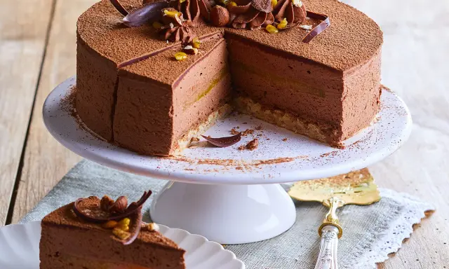 Un gâteau royal chocolat, mousseux et garni de fruits, prêt à être dégusté. Une recette gourmande pour un plaisir intense.