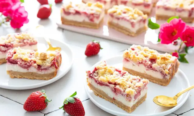 Délicieux fraisier sans gluten, garni de crumble doré et de fraises fraîches. Parfait pour un goûter gourmand.