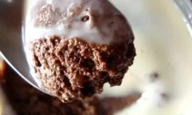 Cuillère de mousse au chocolat aérienne trempée dans une crème anglaise onctueuse. Un délice !