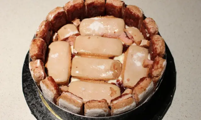 Charlotte aux biscuits roses, garnie de crème et de fruits rouges. Un délice gourmand !