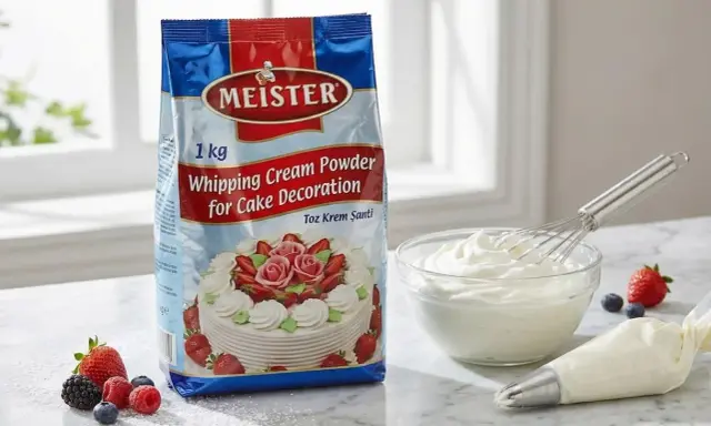 Un paquet de crème à fouetter Meister, une coupe de crème fouettée, des fruits rouges et un sac de pâtisserie. Parfait pour décorer vos gâteaux !