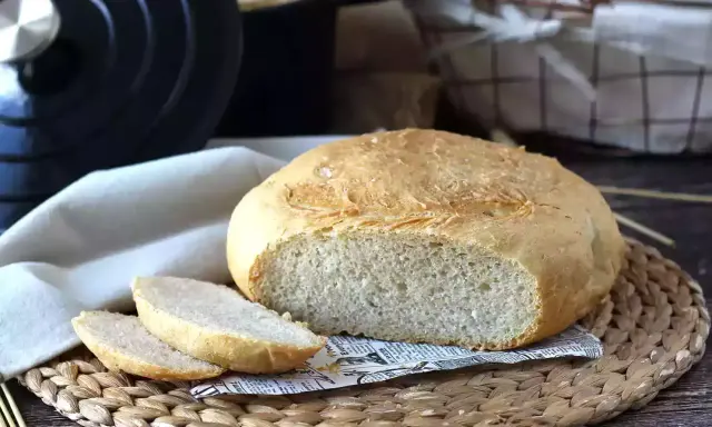 Pain de campagne doré, prêt à être dégusté. Le secret de sa mie aérée ? Un pain cuisson cocotte démarrage à froid.