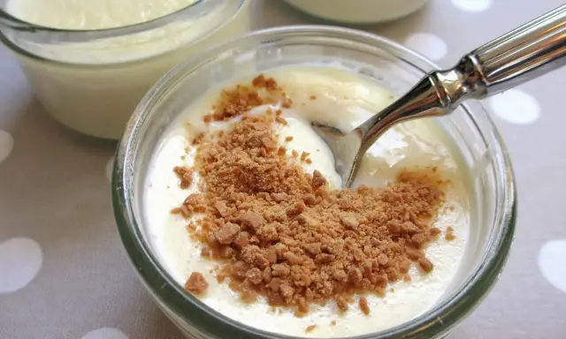 Un déliceux semoule au lait vanille, saupoudré de miettes croustillantes, prêt à être dégusté.