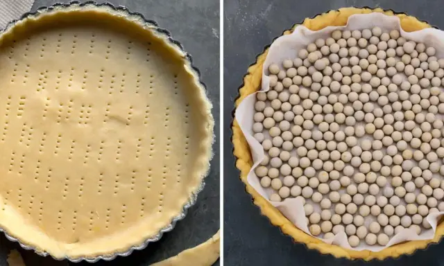 Pâte brisée dans un moule, prête pour le pré-cuisson. La deuxième image montre la pâte recouverte de papier cuisson et de billes pour le temps de cuisson pâte brisée.