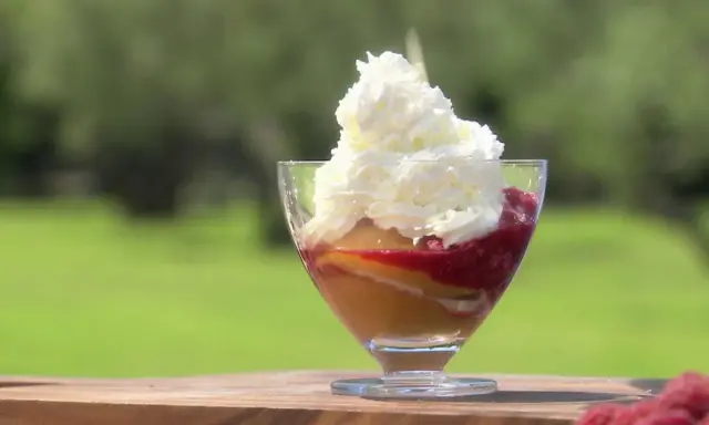 Un délicieux entremet pêche melba, avec sa crème onctueuse, sa compotée de fruits rouges et sa touche de pêche. Un régal pour les yeux et les papilles.
