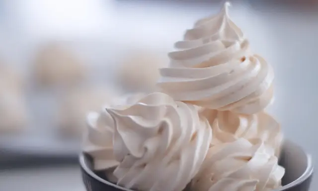 Délicieuses meringues françaises, parfaites pour une recette meringue française meilleur pâtissier. Légères et aériennes.