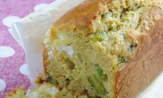 Savoureux cake salé à la période asperge verte et fromage frais, idéal pour un brunch printanier.
