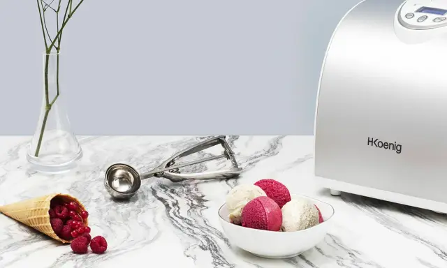 La turbine à glace Koenig HF340 prépare de délicieuses glaces maison. Une cuillère à glace et des fruits rouges complètent la scène.