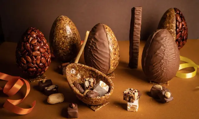 Œufs en chocolat et nougatine, certains décorés d'amandes croquantes. Une composition gourmande pour Pâques.