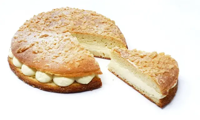 La tropézienne, le meilleur pâtissier, est une brioche garnie de crème onctueuse, saupoudrée de sucre glace et de crumble croustillant.
