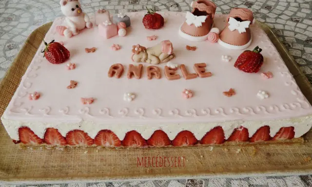 Fraisier rectangulaire pour 20 personnes, décoré d'un bébé endormi, de chaussons roses et du prénom "Anaële".