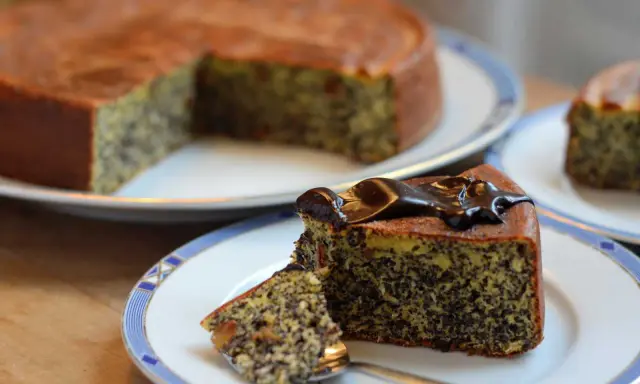 Tranche de gâteau pavot allemand, généreusement nappée de chocolat noir. Un délice à savourer.