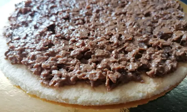 Gâteau à la génoise garni d'une généreuse couche de croustillant gavotte chocolat.
