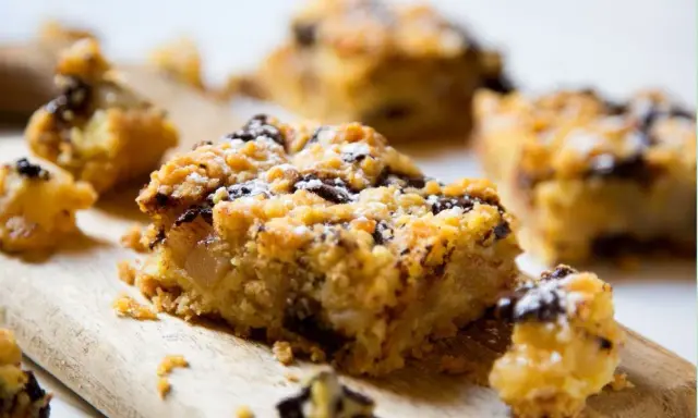 Délicieux crumble chocolat, avec sa pâte dorée et ses éclats de chocolat noir, saupoudré de sucre glace. Un vrai délice !