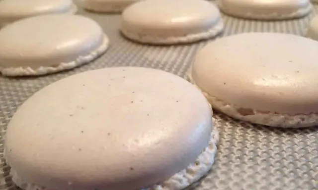 Douceurs délicates : des macarons meringue française blancs, parfaits et prêts à être dégustés.