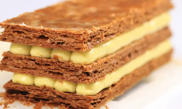 Un délicieux mille feuilles croustillant avec une crème pâtissière onctueuse.