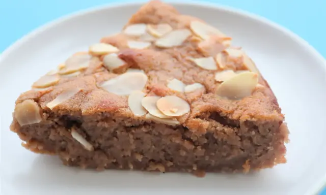 Tranche de gâteau aux amandes, parfaite pour une recette marron gourmande.