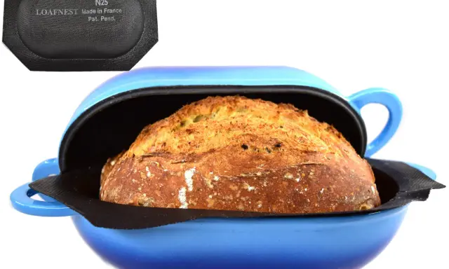 Pain doré dans une cocotte bleue, prêt pour la cuisson. Le couvercle noir avec "LOAFNEST" suggère une cuisson parfaite, chaleur tournante ou pas.