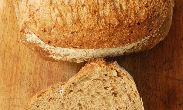 Un pain artisanal, avec une croûte dorée et une mie aérée, parfait pour apprendre comment obtenir un pain très alvéolé.