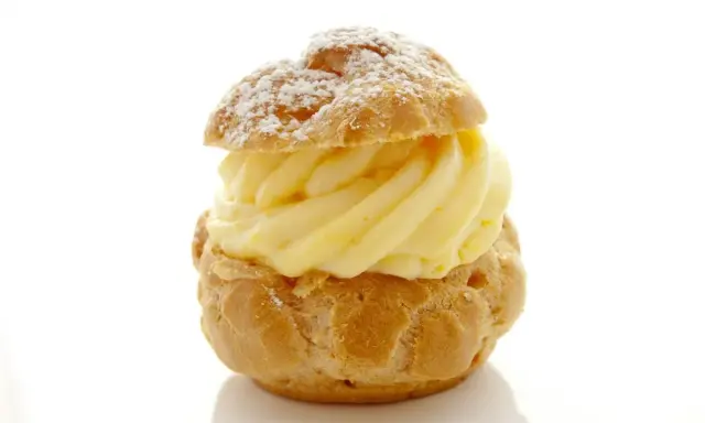 Un déliceux chou à la crème, saupoudré de sucre glace, avec une généreuse garniture de crème pâtissière onctueuse.