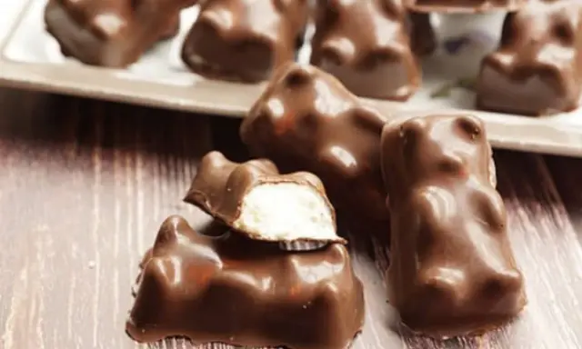 Délicieux oursons guimauve enrobés de chocolat, parfaits pour une recette gourmande. Un délice à croquer !
