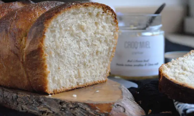 Une belle brioche au levain avec une mie filante, prête à être tartinée de miel.