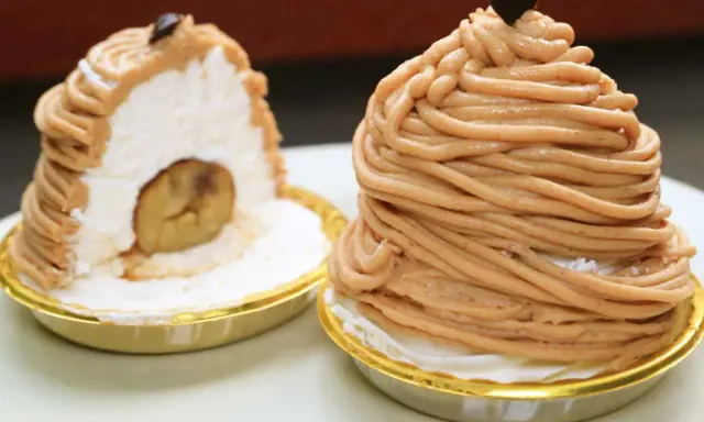 Deux délicieux mont blanc dessert, l'un coupé pour révéler une châtaigne entière au cœur de sa crème onctueuse.