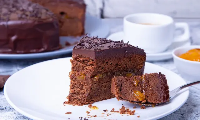 Une part de Sachertorte, parfaite pour une recette gourmande, avec sa ganache au chocolat et sa confiture d'abricots.