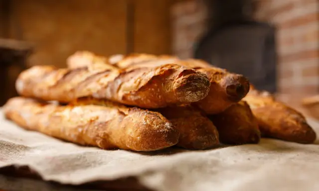 Baguettes dorées, croustillantes, prêtes à être dégustées. La température cuisson pain parfaite pour un goût authentique.