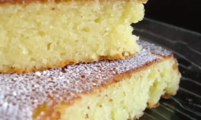 Tranches de gâteau moelleux à la pâte d'amande, saupoudrées de sucre glace.