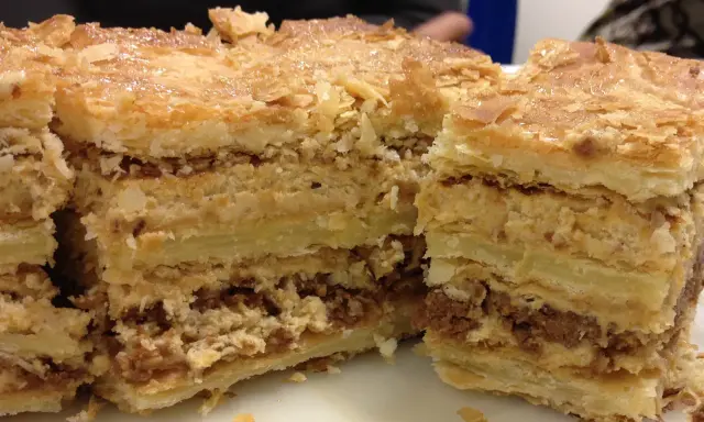 Gâteau feuilleté aux 2000 feuilles, une création gourmande de Pierre Hermé, aux couches croustillantes et à la crème onctueuse.