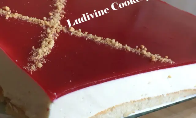 Un délicieux bavarois vanille avec un glaçage rouge vif et une touche croquante de miettes. Parfait pour une occasion spéciale !