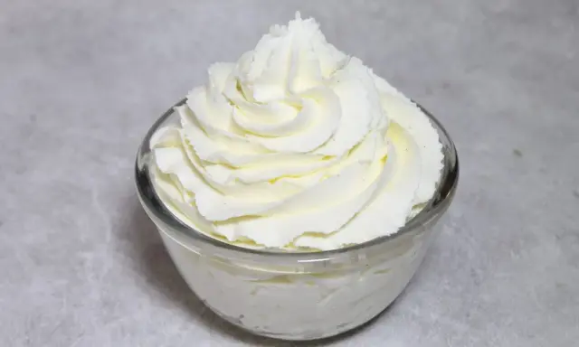 Chantilly aérienne, parfaitement montée au robot pâtissier, dans un bol en verre. Un délice pour les yeux et les papilles.