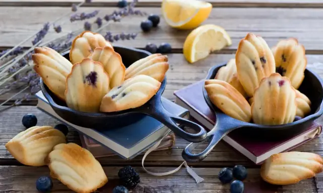 Délicieux biscuits madeleine aux myrtilles, préparés avec le Thermomix, sur fond de lavande et de citrons.