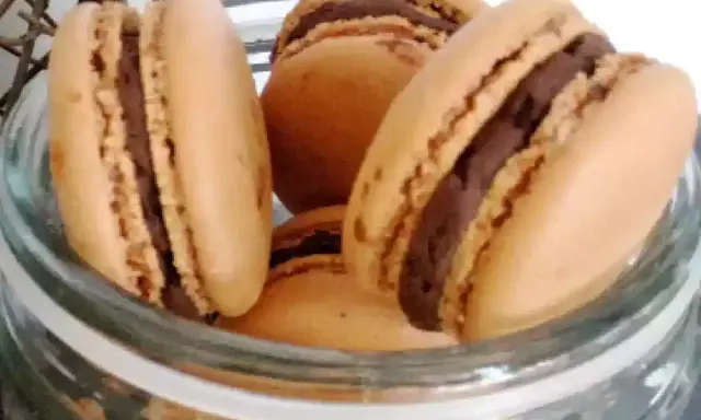 Délicieux macarons à la ganache chocolat, prêts à être dégustés dans un bocal en verre.