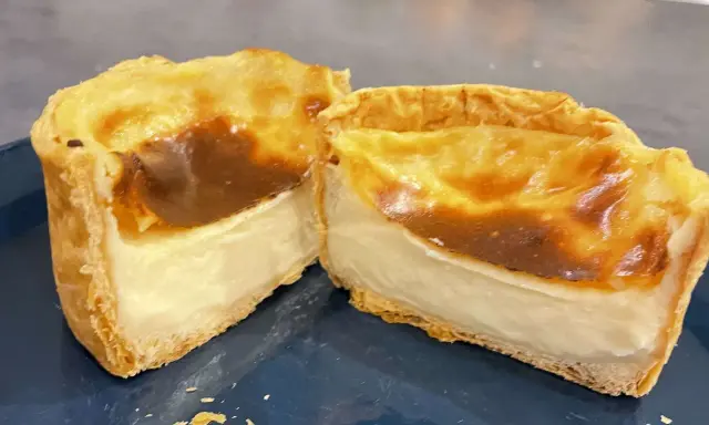 Flan pâtissier coupé en deux, montrant sa texture crémeuse. La cuisson en chaleur tournante ou pas, a donné une belle coloration dorée.