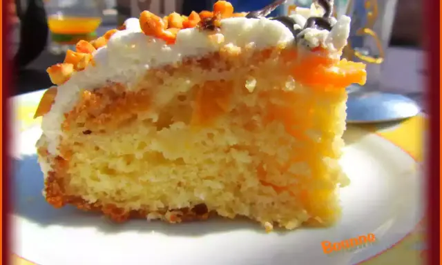 Tranche de gâteau moelleux avec des morceaux de pêche au sirop, nappage blanc et éclats d'amandes. Un délice fruité.