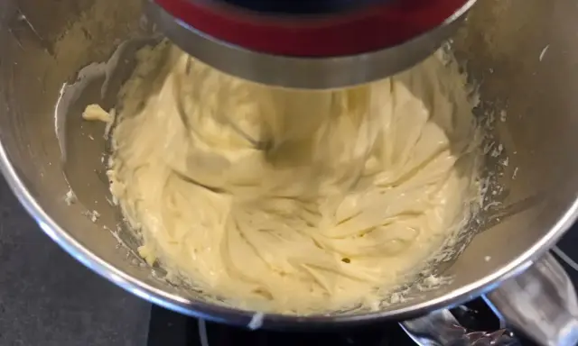 Un robot pâtissier mélange une crème onctueuse, prête à garnir vos desserts.