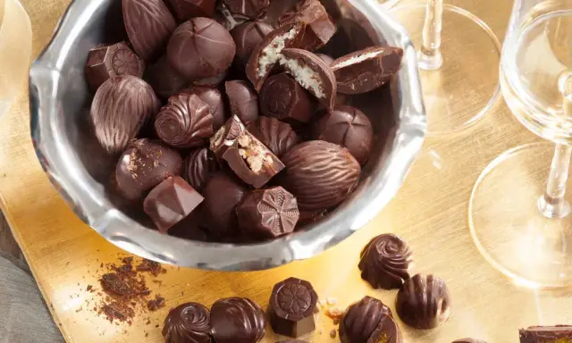 Assortiment de chocolats maison fourrés, certains à la noix de coco, d'autres aux fruits secs. Une invitation à la gourmandise.