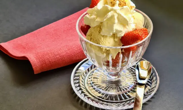Glace vanille, fraises fraîches, chantilly et amandes effilées pour une délicieuse recette fraise melba.