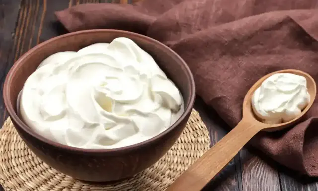 Crème diplomate on a wooden spoon, ready for a delicious recette.