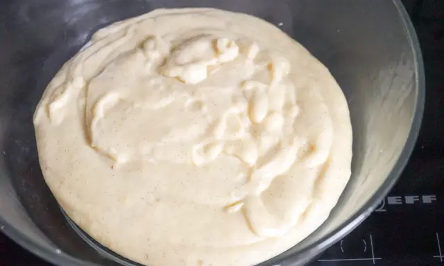 Crème pâtissière au beurre, onctueuse et parsemée de points de vanille, prête à garnir vos desserts.