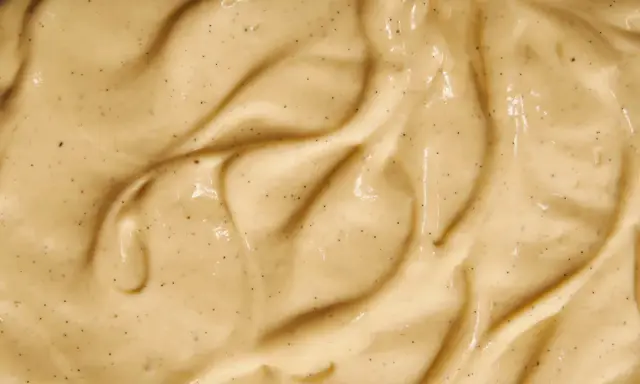 Texture onctueuse de crème pâtissière, parsemée de points de vanille, prête à être utilisée avec de la gélatine pour des desserts parfaits.