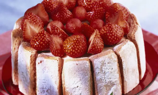 Charlotte aux biscuits roses de Reims, garnie de fraises fraîches et d'une crème onctueuse au mascarpone. Un délice fruité et léger.