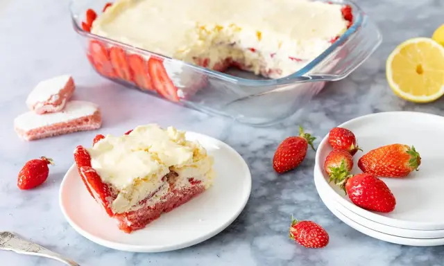 Un délicieux tiramisu fraise biscuit rose, garni de fruits frais et d'une crème onctueuse.