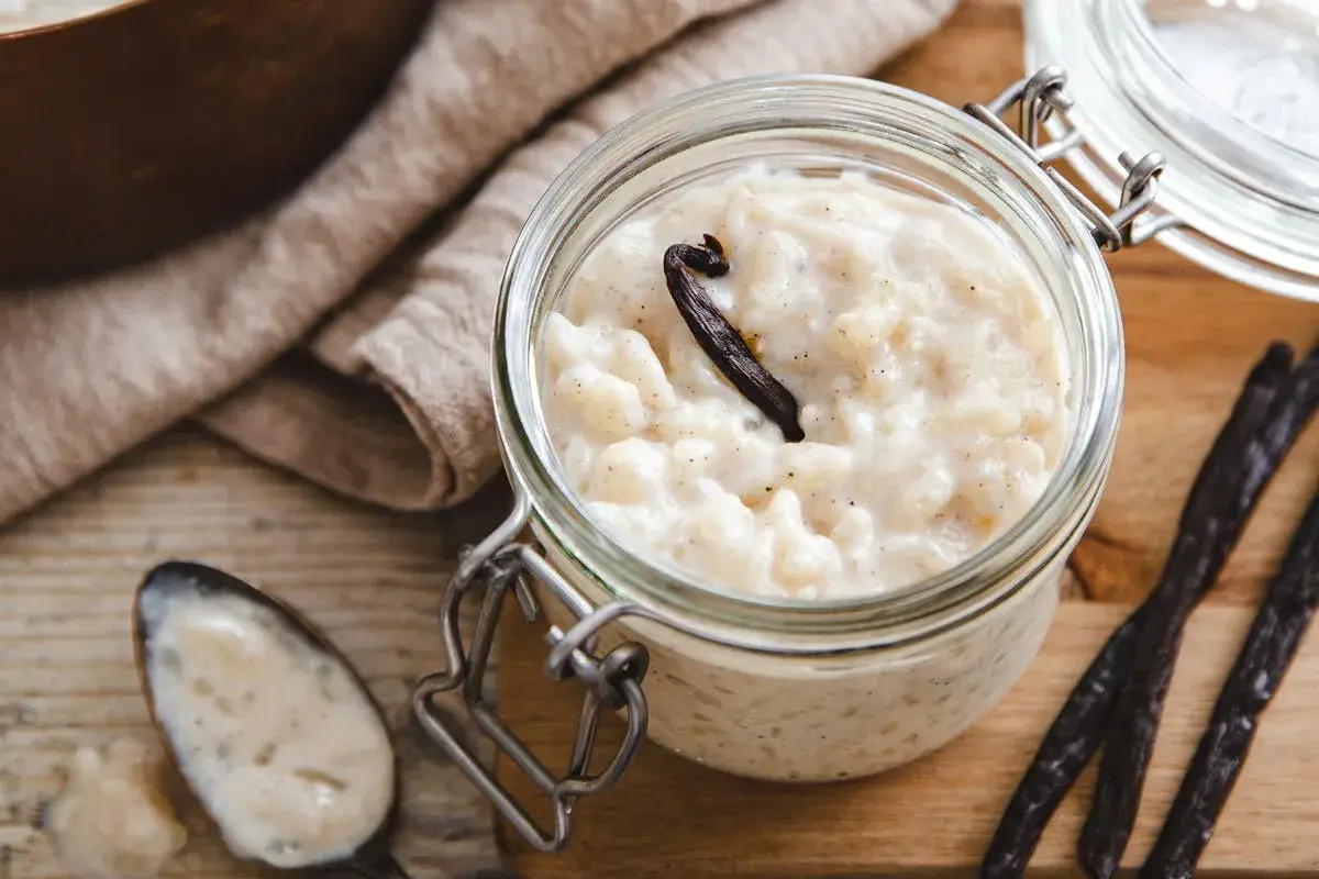 Un pot de riz au lait crémeux, parfumé à la vanille, prêt à être dégusté. Le riz pour riz au lait est ici sublimé.
